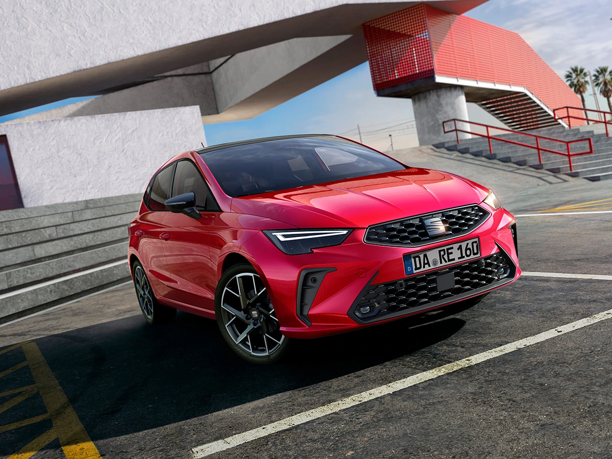 SEAT Ibiza in Rot vor moderner Architektur mit rotem Treppenelement